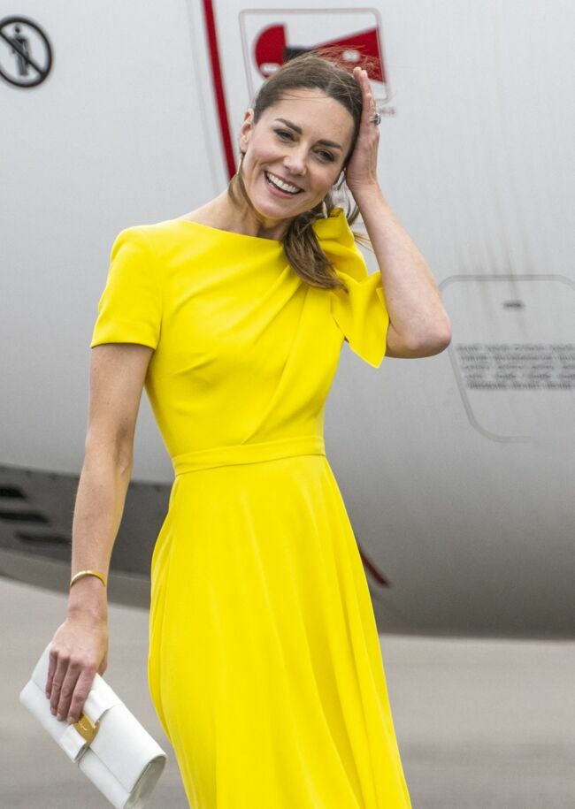 Le prince William, duc de Cambridge, et Kate Middleton, duchesse de Cambridge, sur le tarmac de l'aéroport Norman Manley lors de leur voyage officiel en Jamaique, le 22 mars 2022.