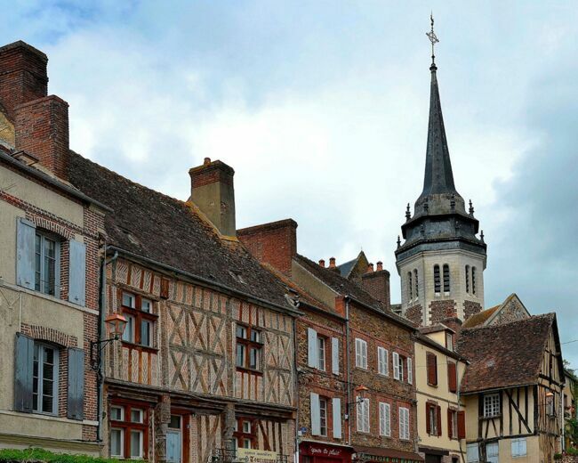 A 25 km d’Auxerre, Toucy est au coeur de la région historique de la Puisaye. On y trouve une église du XIIe siècle avec de beaux créneaux en pierre de Volvic, de charmantes maisons à colombages et de vieilles fortifications.
