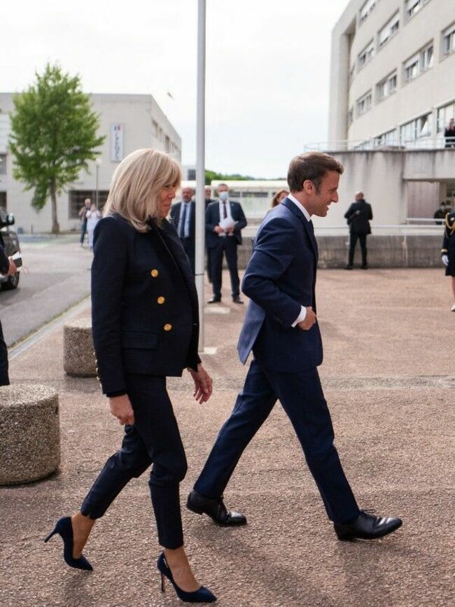 Le président de la République et Brigitte Macron se rendent à l'hôpital d'Instruction des Armées Percy pour rencontrer des soldats blessés lors d'opérations extérieures et des soignants à Clamart, le 28 avril 2022.