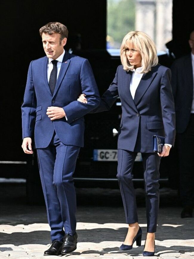 Le président de la République et Brigitte Macron se rendent à la cérémonie d’hommage national à l’Hôtel national des Invalides en hommage à Michel Bouquet, à Paris, le 27 avril 2022. 