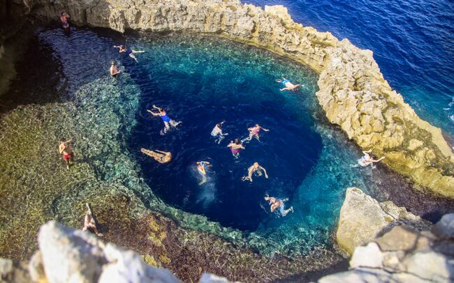 A Gozo, la piscine naturelle du Blue hole est un site de plongée très réputé, qui communique avec la Méditerranée par un accès sous-marin.