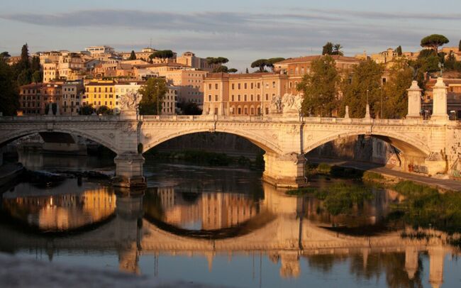 Achevé en 1911, le pont Vittorio Emanuele II, long de 108 mètres, relie le centre historique de Rome à la Cité du Vatican.