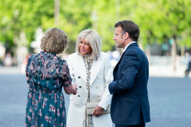 Menna Rawlings, ambassadrice du Royaume Uni en France, Emmanuel Macron, président de la République française et sa femme la Première Dame, Brigitte Macron lors de la céremonie de ravivage de la Flamme sous l'Arc de Triomphe à l'occasion du Jubilé de platine de la reine Elisabeth II d’Angleterre, à Paris, le 2 juin 2022. 