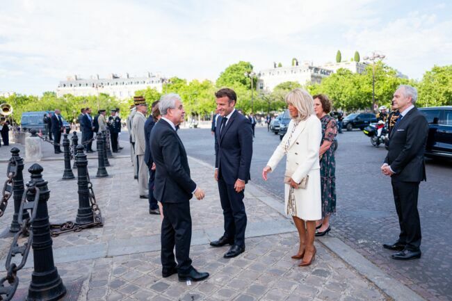 Roger Karoutchi, Emmanuel Macron, président de la République française, sa femme la Première Dame, Brigitte Macron et Menna Rawlings, ambassadrice du Royaume Uni en France lors de la céremonie de ravivage de la Flamme sous l'Arc de Triomphe à l'occasion du Jubilé de platine de la reine Elisabeth II d’Angleterre, à Paris, le 2 juin 2022