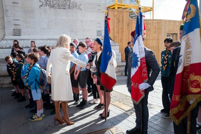 La Première Dame, Brigitte Macron lors de la céremonie de ravivage de la Flamme sous l'Arc de Triomphe à l'occasion du Jubilé de platine de la reine Elisabeth II d’Angleterre, à Paris, le 2 juin 2022. 