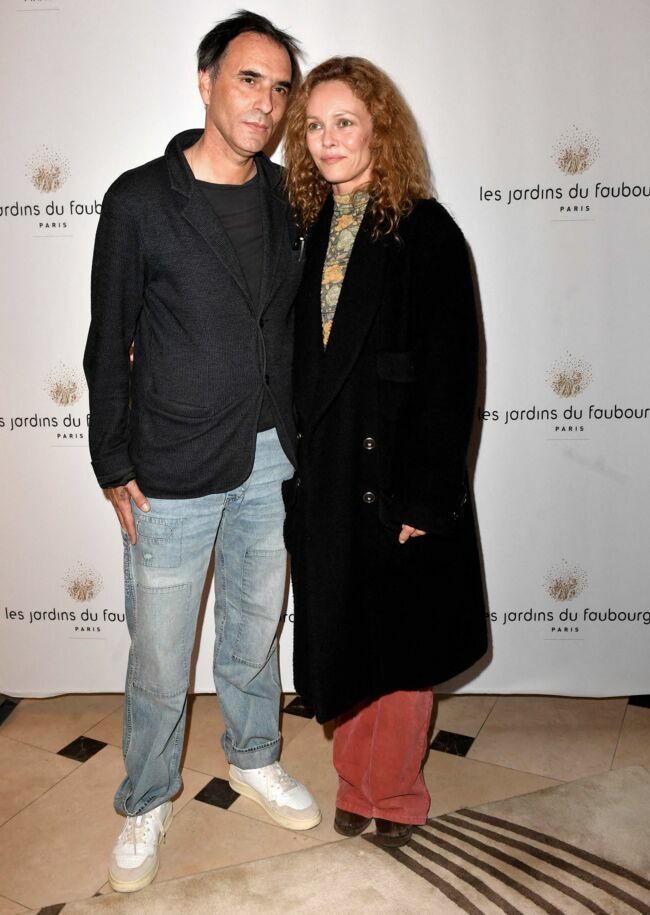 Vanessa Paradis et son mari Samuel Benchetrit lors de l'anniversaire (trois ans) de l'hôtel Les Jardins du Faubourg à Paris, le 9 juin 2022.