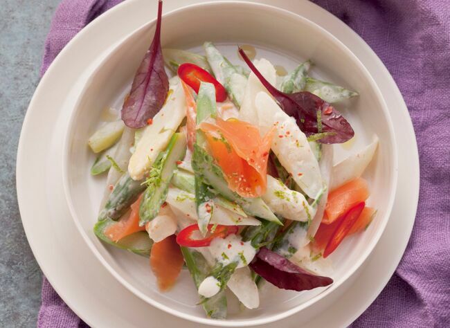Salade au saumon fumé et asperges.