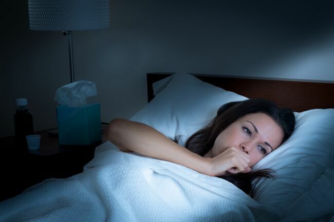 Pour certaines pathologies, la position allongée, la nuit, peut favoriser la toux.