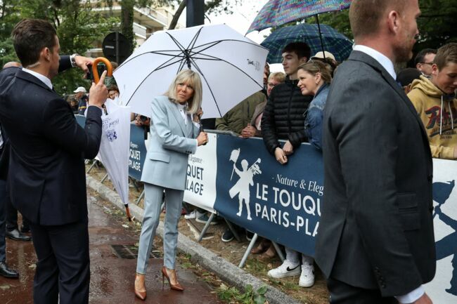 La Première Dame, Brigitte Macron vote pour le second tour des élections législatives, au Touquet, France, le 19 juin 2022. 