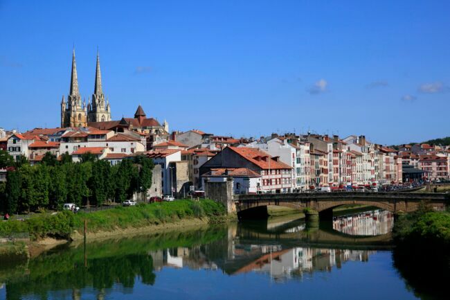 Vue de Bayonne, ses remparts et la cathédrale Sainte-Marie, depuis la rive droite de la Nive.