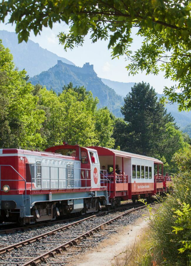 Le train rouge du Pays Cathare et du Fenouillèdes.