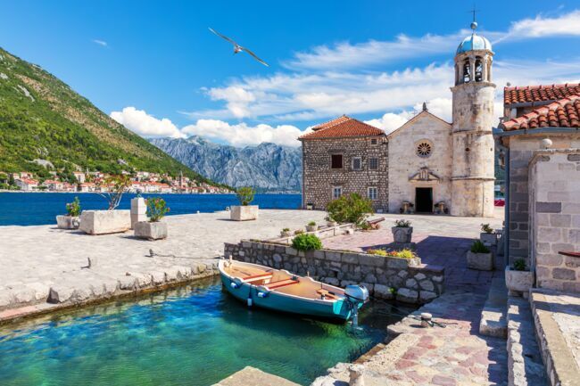 Dans la baie de Kotor, face à Perast, le petit bout de terre de Notre- Dame-du-Rocher et sa minuscule église, érigée pour célébrer un miracle...