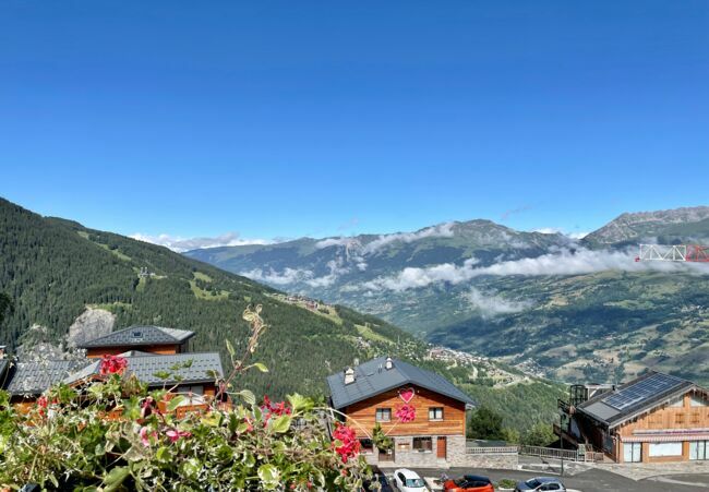 Vue de la terrasse principale du Club Med de Peisey-Vallandry dans les Alpes.
