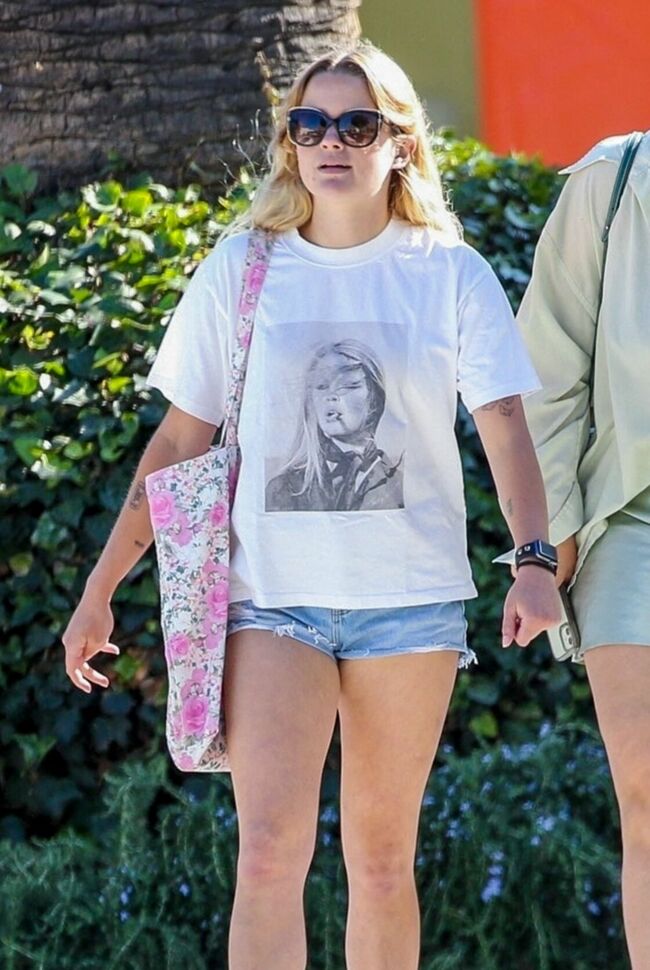 Exclusif - Ava Phillippe (elle porte un t-shirt avec Brigitte.Bardot en photo) va déjeuner avec une amie au Coral Tree café à Brentwood le 17 juin 2022