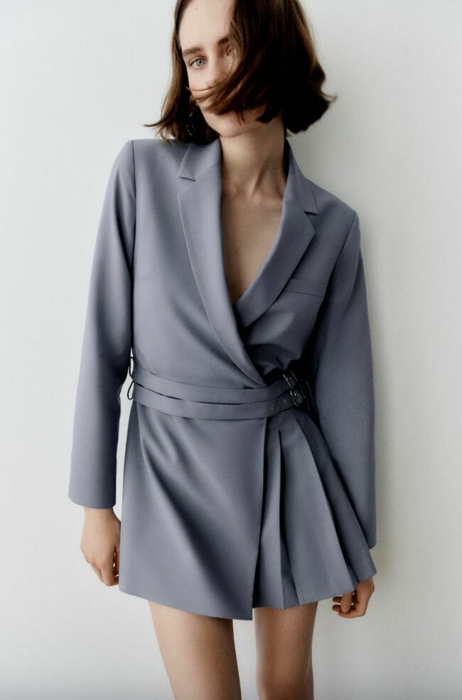 Robe blazer décolleté cache-cœur et manches longues avec épaulettes, Zara, 59,95€.