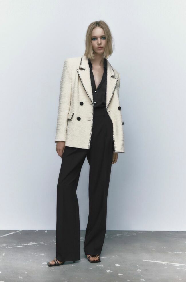Veste en tweed style blazer avec col à rabat et épaulettes, Zara, 39,99€.