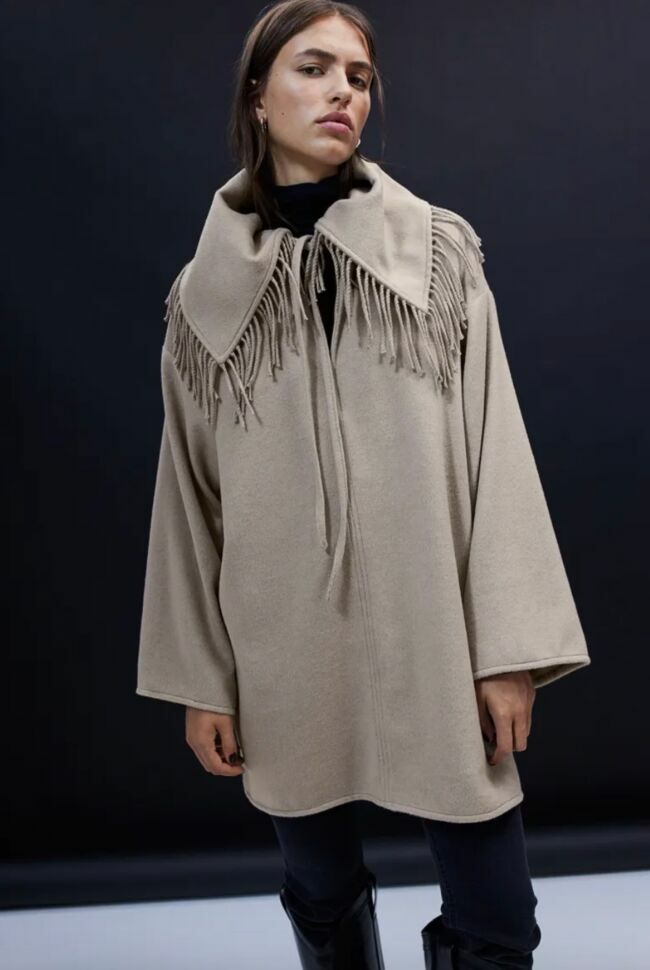 Poncho oversize en twill et large col bordé de franges, H&M, 59,99€.