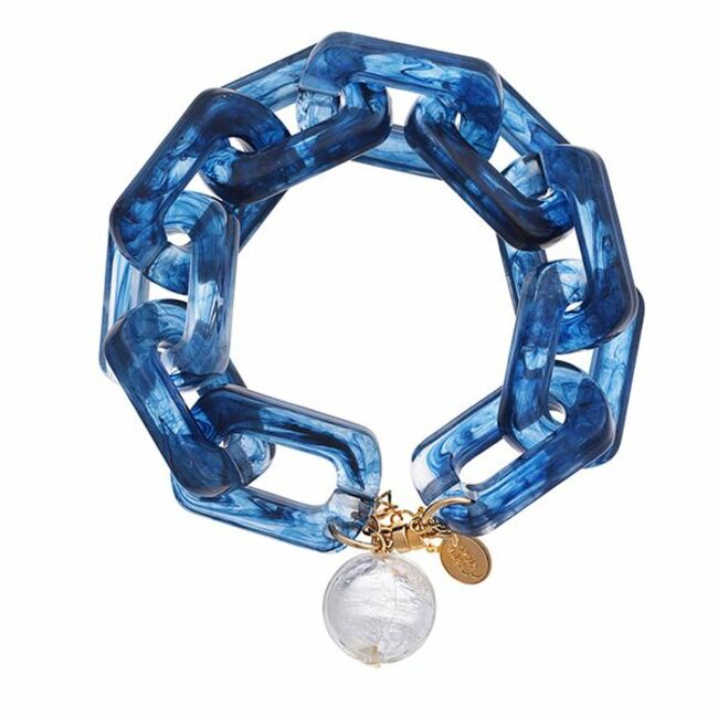 Bracelet à maillons XL en acétate bleu marine avec perle de Murano, fabriquée en France en édition limitée, Nuée de Paris, 105 €. 