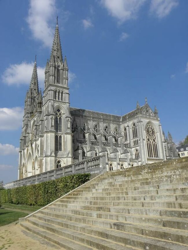 La basilique Notre-Dame de Montligeon, à La Chapelle-Montligeon dans le sud-est du département de l'Orne.