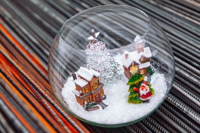 Décoration de Noël, un paysage de Noël avec des assiettes en carton