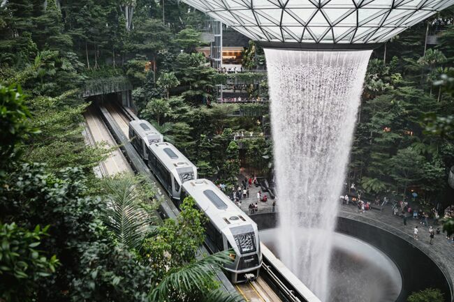 La cascade intérieure de l’aéroport de Singapour, terminal Jewel.