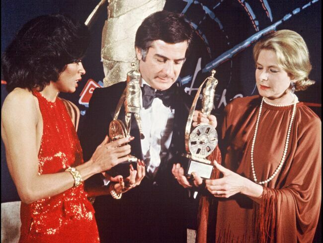 Le 3 avril 1976, Jean-Claude Brialy, l'un des présentateurs de la première soirée des César, examine le trophée d'honneur reçu par Diana Ross et Ingrid Bergman. Il s'agit de la première version du César.