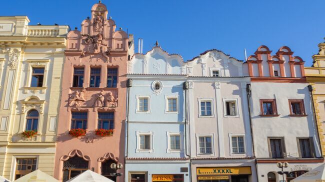Les façades colorées des maisons historiques de Pardubice, en République tchèque.