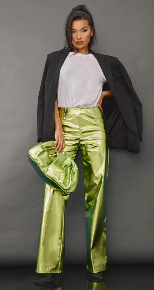 Pantalon droit en similicuir vert citron métallisé, Pretty Little Things, 55 euros (33 euros en promotion)