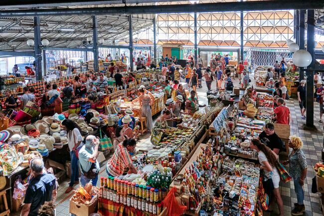 Sur les marchés de Fort-de-France, Saint-Anne, Le Vauclin... , on fait le plein d’épices, de fruits tropicaux, rhums arrangés, tissus, etc.