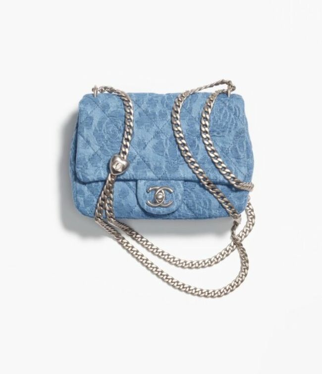 Mini sac à rabat, denim et métal argenté, Chanel, 5.000 euros