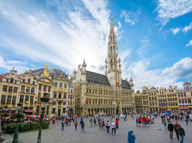 Inscrite sur la liste du patrimoine mondial de l’Unesco en 1998, la Grand-Place était considérée par Victor Hugo comme l’une des plus belles du monde.