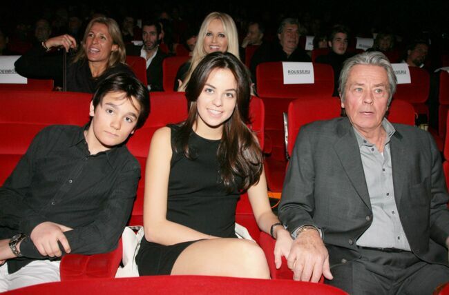 Alain-Fabien, sa sœur Anoushka et leur père Alain Delon, à la première du film Astérix aux Jeux Olympiques, au cinéma Gaumont Champs-Élysées à Paris, le 13 janvier 2008. 
