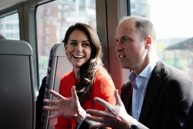  Le prince William, prince de Galles, et Catherine (Kate) Middleton, princesse de Galles, empruntent la ligne de métro Elizabeth pour visiter le pub Dog & Duck à Londres