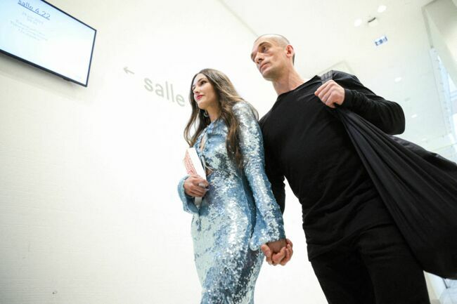 Piotr Pavlenski et Alexandra de Taddeo lors de leur arrivée au tribunal
