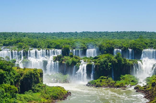 Classées au Patrimoine mondial de l’Unesco, les chutes d’Iguazú sont en réalité un ensemble de 275 cascades.