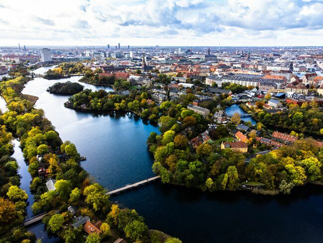 Bâtie sur deux îles, face au détroit d’Øresund, reliant la mer du Nord à la Baltique, et traversée de nombreux canaux, Copenhague n’a rien à envier à ses voisines, Amsterdam ou Stockholm.