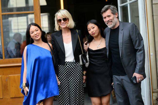 Laeticia Hallyday et ses filles Jade et Joy, avec Jalil Lespert à leur arrivée au mariage de Claude Lelouch à la mairie du 18ème à Paris, le 17 juin 2023. 