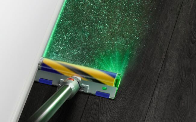 Dyson a poussé le concept plus loin, la brosse étant équipée d’un laser vert, qui fait scintiller les poussières qui seraient invisibles à l’œil nu, même en pleine lumière.