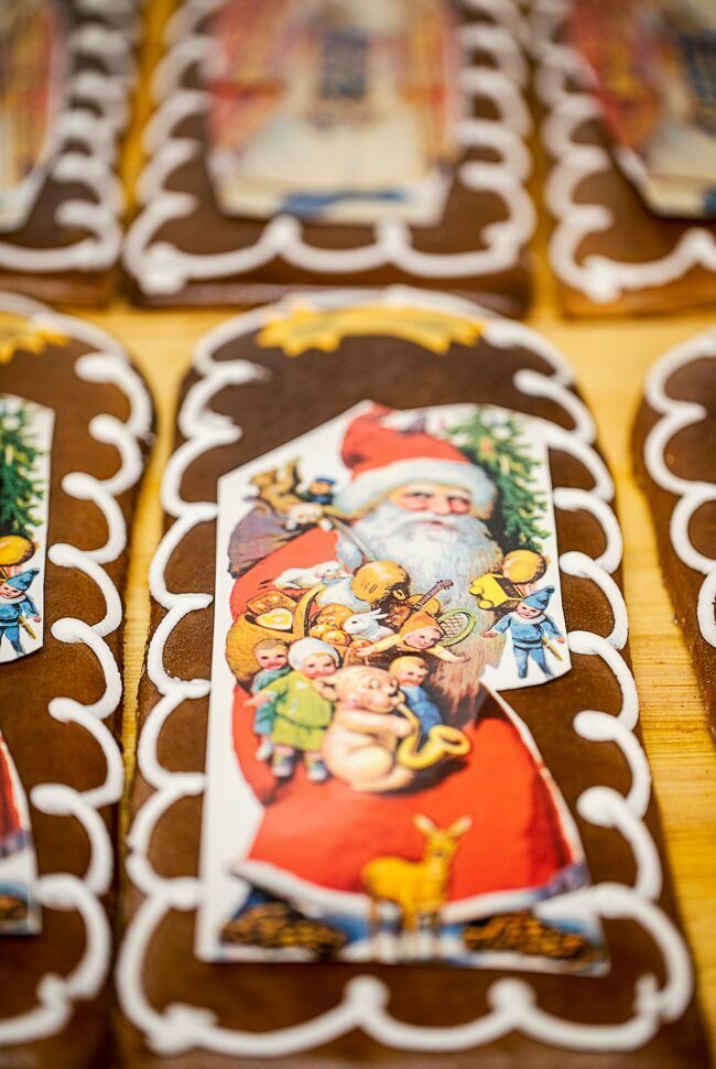Les pains d’épices sont tous décorés d’un Père Noël et de fioritures colorées. Tout un art.