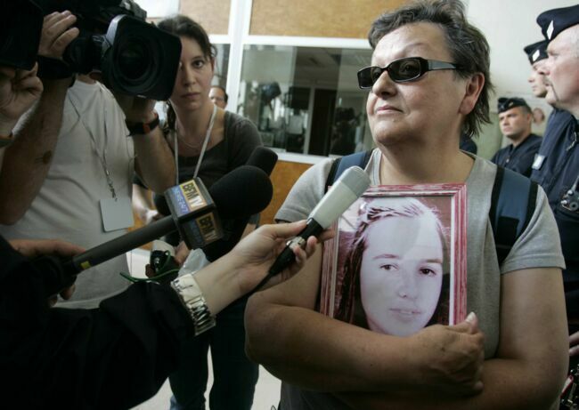 Marie-Jeanne Laville tient le portrait de sa fille lors du procès de 2008