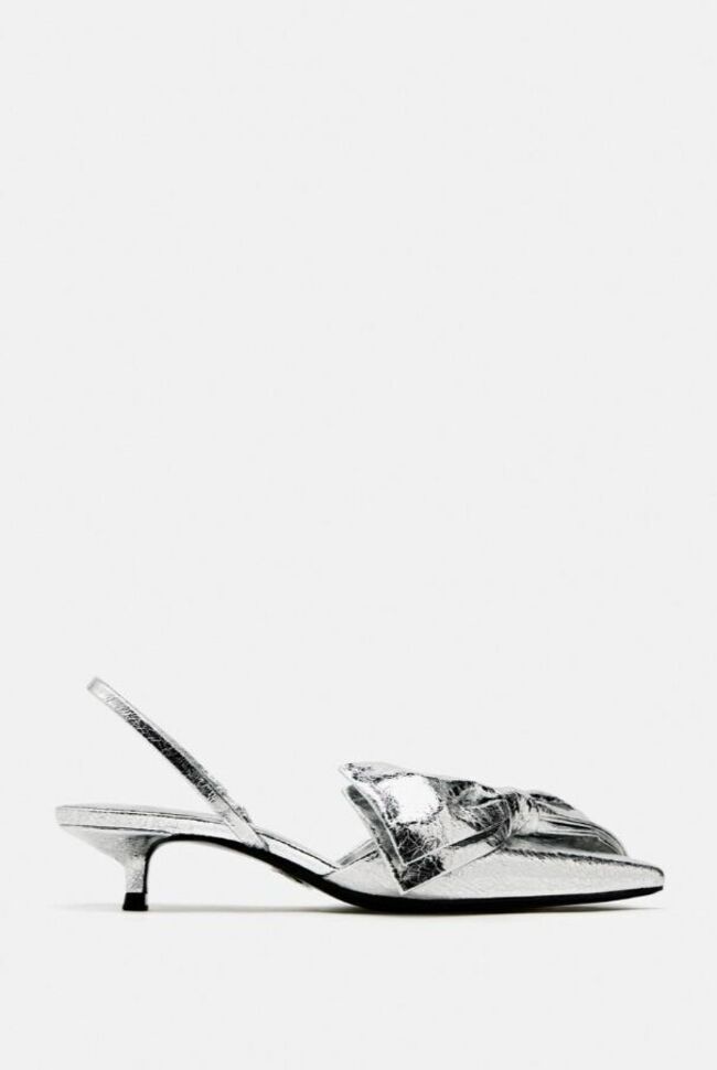 Chaussures métallisées à talons bobines et noeuds, Zara, 49,95 euros