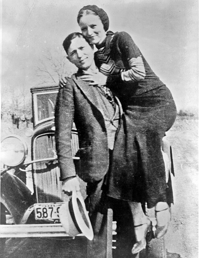 Bonnie Parker (à droite) et Clyde Barrow en 1933.
