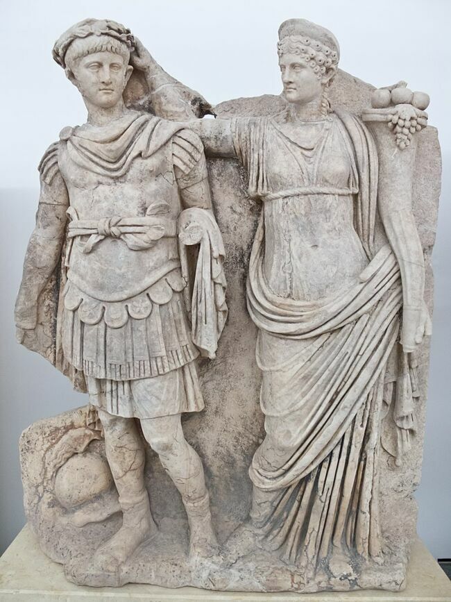 Sculpture d'Agrippine couronnant son jeune fils Néron (c. AD 54 –59).