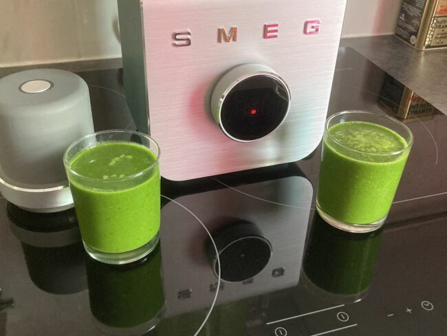 À gauche, un smoothie vert réalisé sous vide, à droite, la même recette sans utiliser la pompe.
