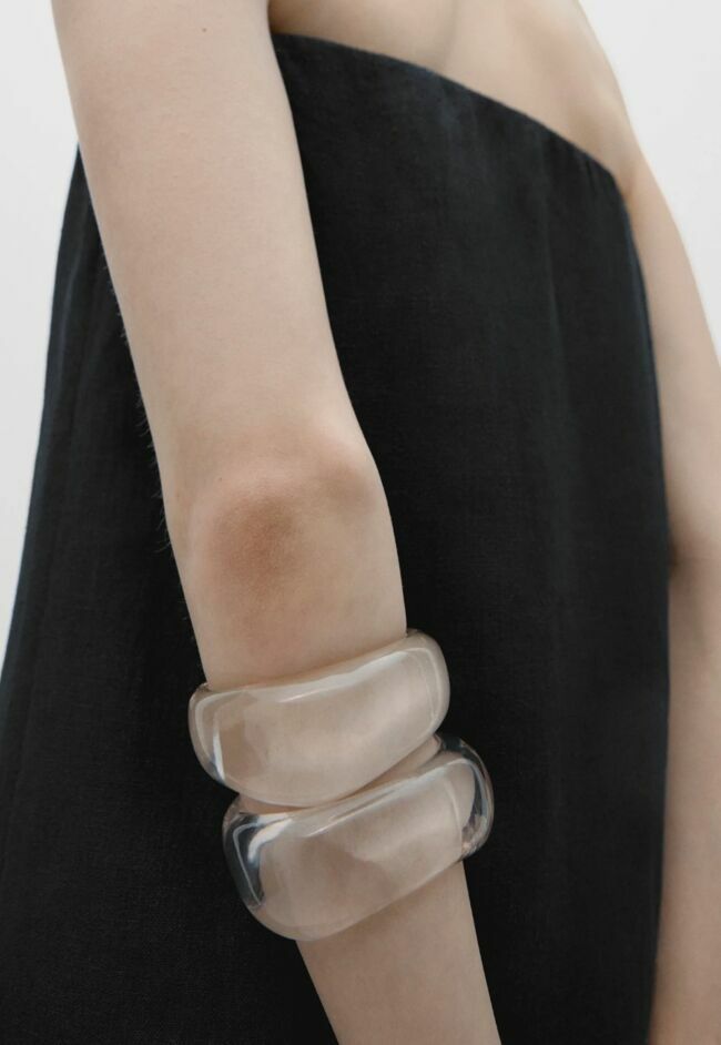 Bracelet rigide transparent, Massimo Dutti, 69,95 euros.