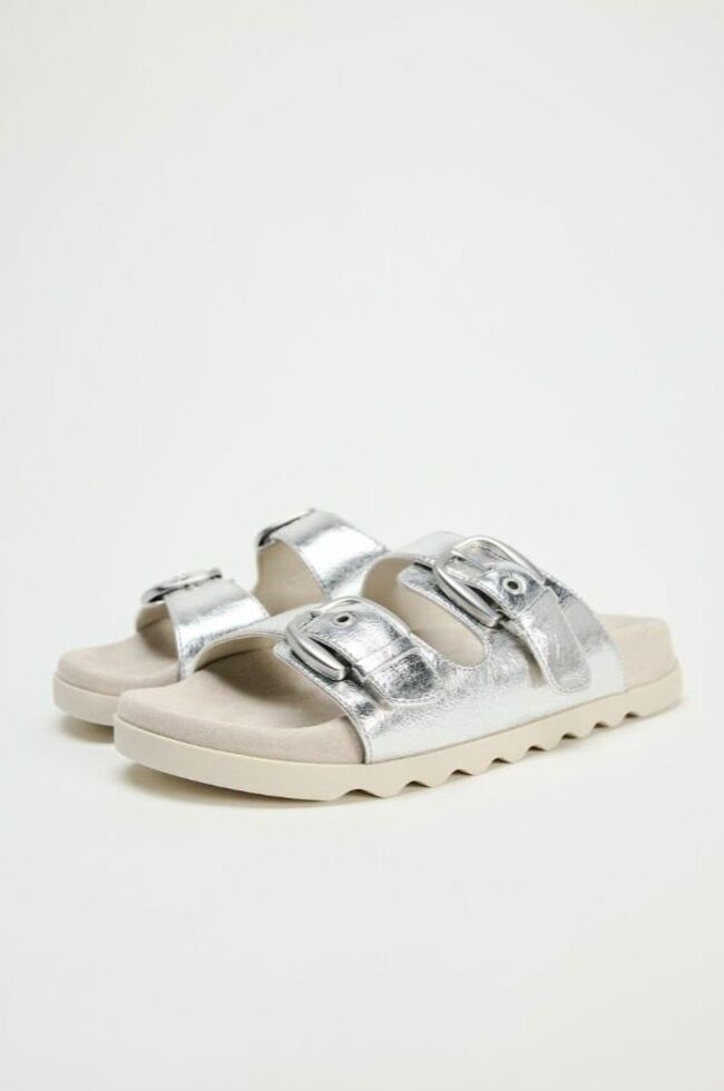 Sandales plates à boucles, Zara, 39,95 euros. 