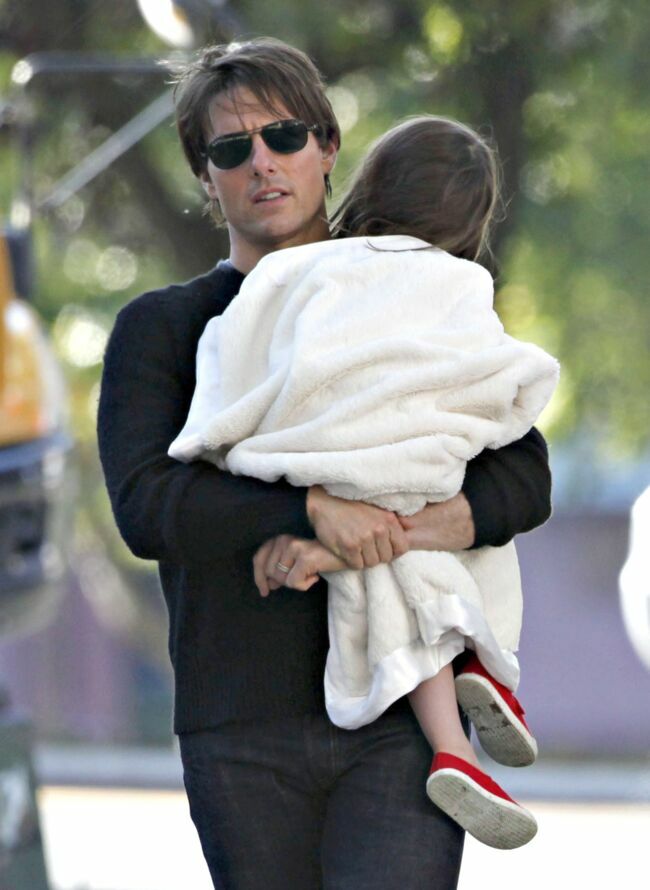 Tom Cruise et sa fille Suri lors d'une promenade dans un parc de Boston en 2009. 