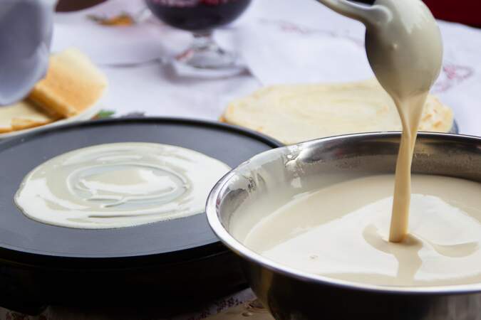 Trop liquide, trop épaisse, trop grumeleuse… comment rattraper ma pâte à crêpes ?