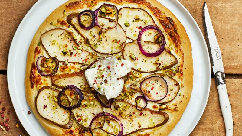 Pizza sucrée salée Kiri®, poire, oignons rouges, pistaches et baies roses