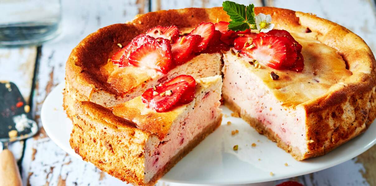 Cheesecake aux fraises rondes, pistaches et graines de pavot